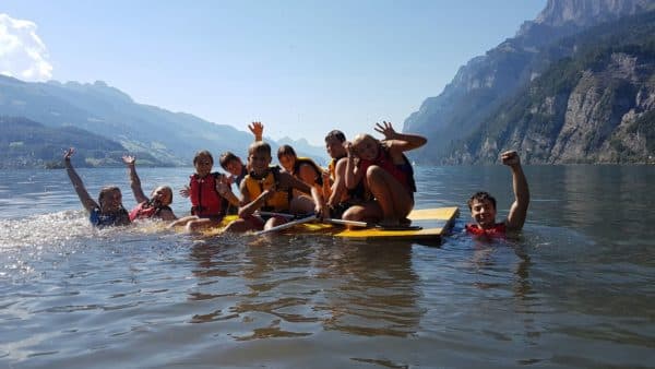 Flossbau im Sommerlager auf dem Walensee
